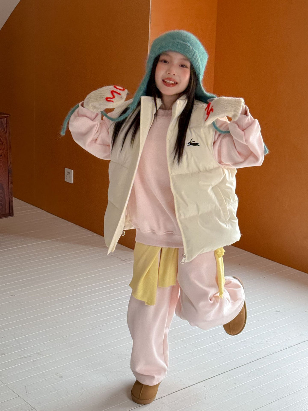 Children's Set 2025 Winter New Girls Versatile Cotton Vest Fleece Thickened Sweatshirt Sweatpants Three-Piece Set